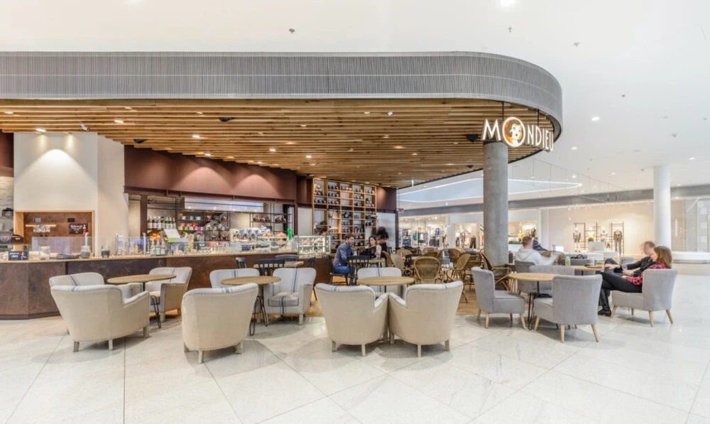 Moderní posezení v Mondieu Bory Mall v Bratislavě
