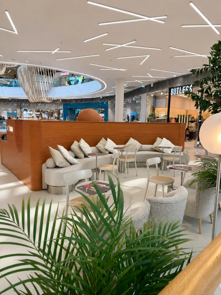 Barista za pultem kiosku Mondieu Specialty Coffee v Eurovei