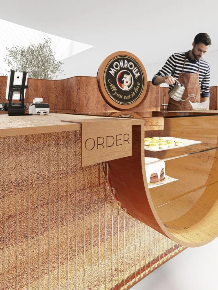 Barista obsluhuje hosty v kiosku Mondieu Specialty Coffee v Eurovei v Bratislavě