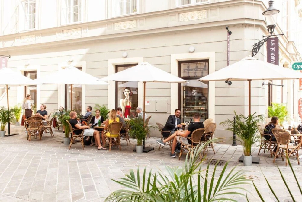Hosté na terase Mondieu Franchise No. 1 v Bratislavě