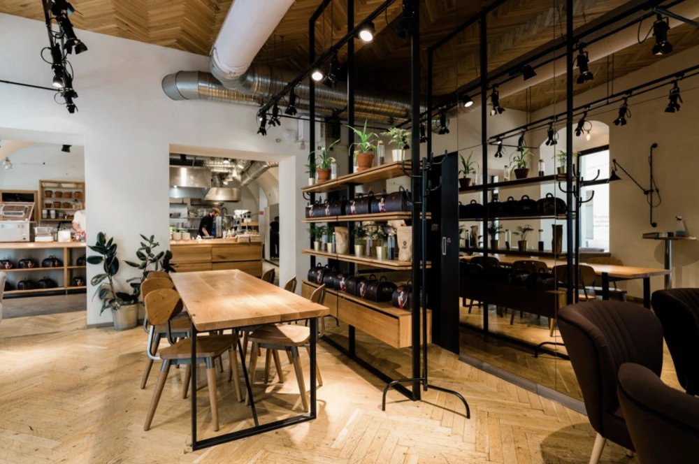 Kavárenský bar v industriálním stylu v Mondieu Franchise No. 1
