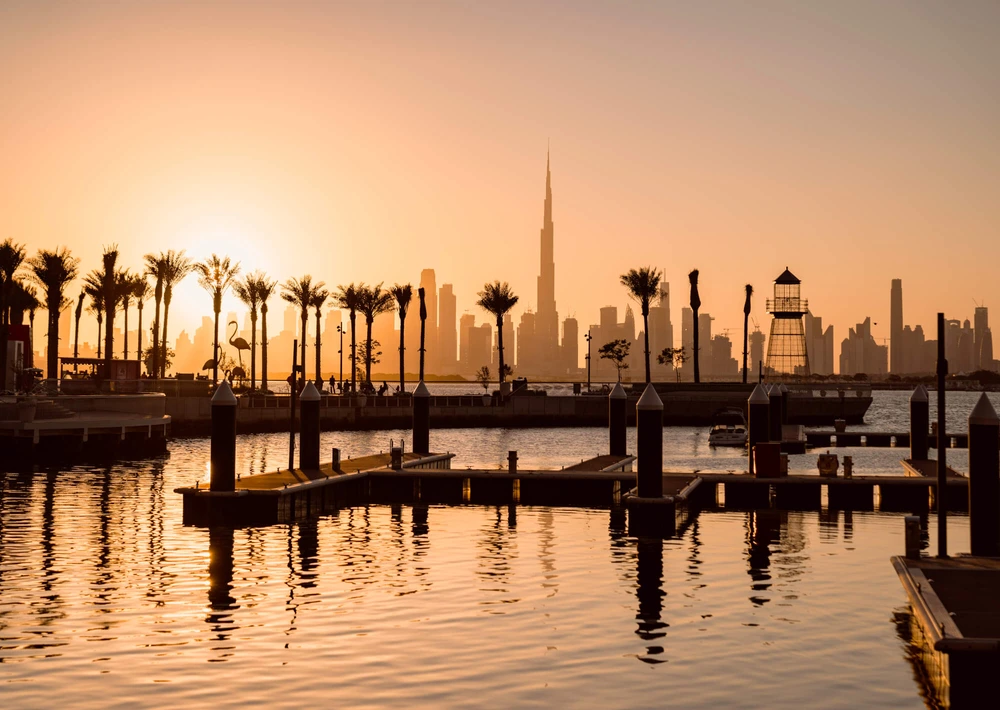 Nábřeží Dubai Creek Harbour a Burj Khalifa při západu slunce