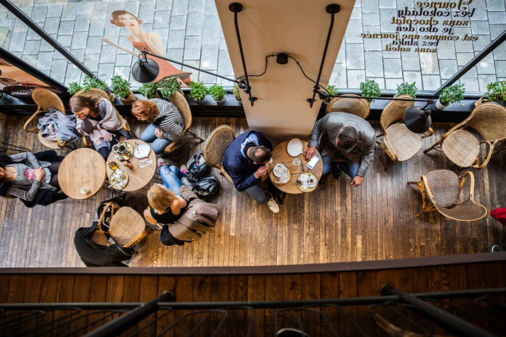 Brunch u dřevěného stolu v Mondieu Laurinská 7