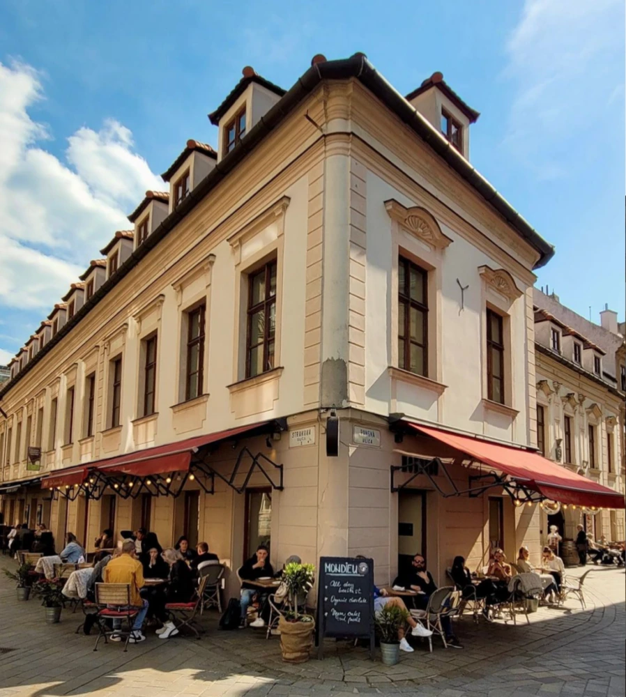 Historická budova a venkovní posezení Mondieu Panská 27