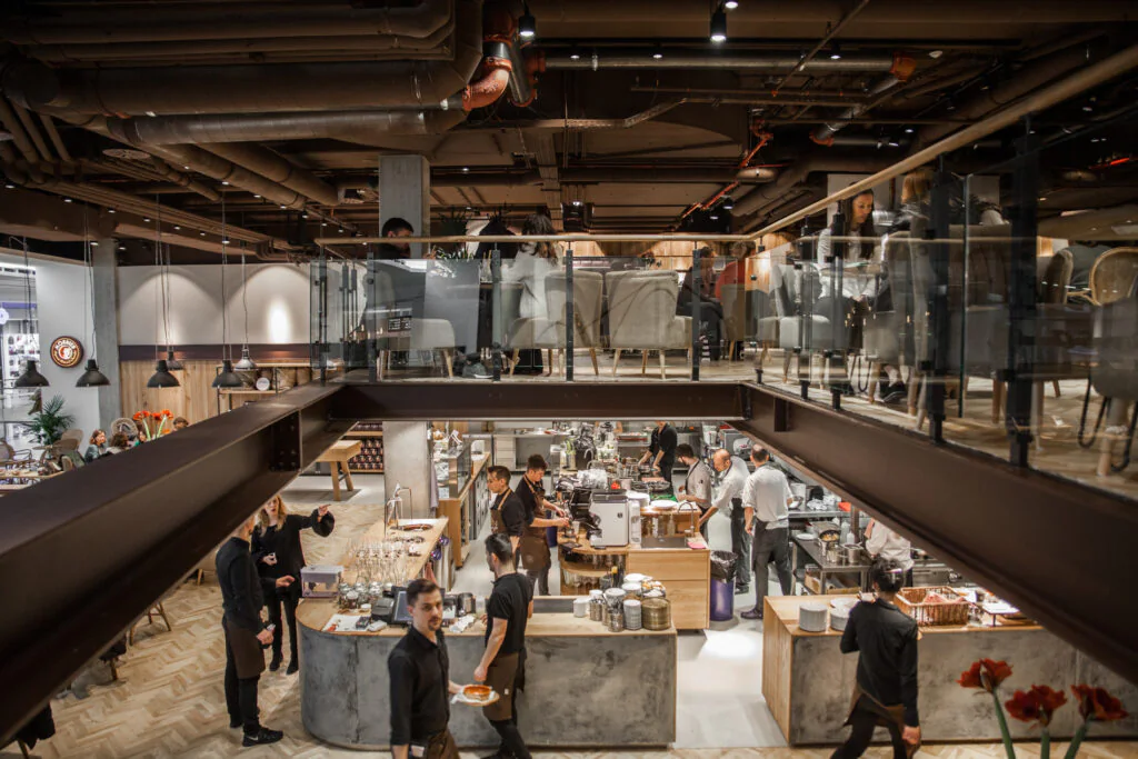 Dvoupatrový interiér kavárny Mondieu Westfield Chodov