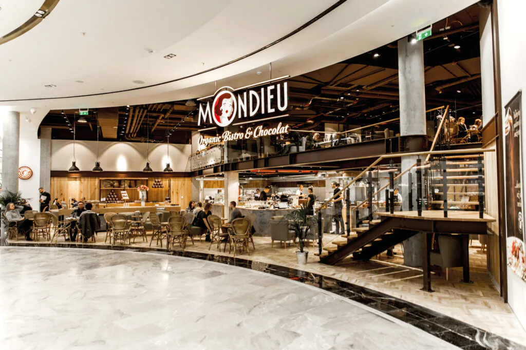 Široké průčelí kavárny Mondieu ve Westfield Chodov v Praze